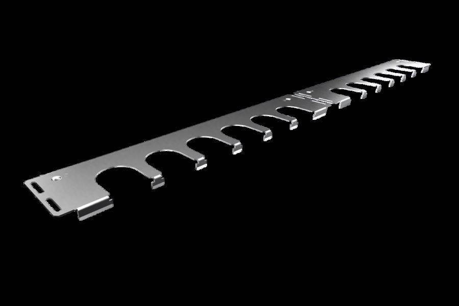 Ein silberner Metallwerkzeug mit mehreren Kerben, der einem Schraubenschlüssel ähnelt und verschiedene Öffnungen für unterschiedliche Größen aufweist, vor einem schwarzen Hintergrund.