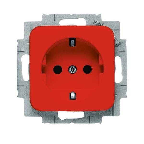 Eine rote elektrische Wandsteckdose mit einem metallfarbenen Montagebügel, konzipiert für europäische Stecksysteme.