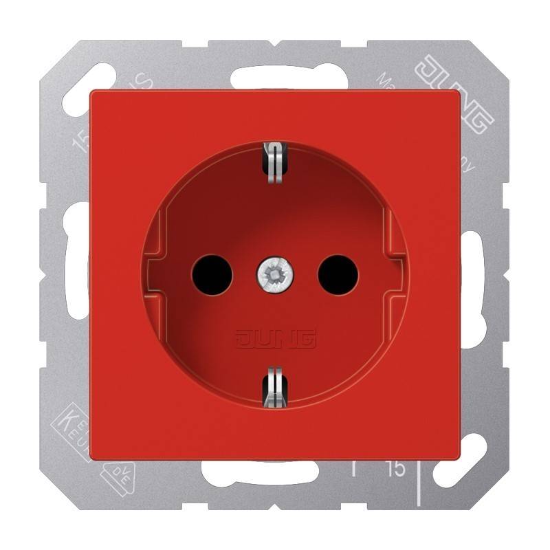 Rote elektrische Wandsteckdose mit zwei runden Löchern und Erdungskontakten auf einem Metallmontageerahmen.