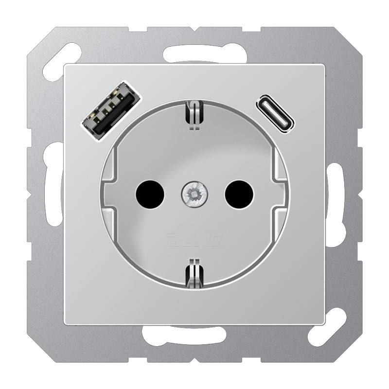 Wandsteckdose mit rundem europäischem Stecker, USB-A-Anschluss und USB-C-Anschluss auf einer silbernen Blende.