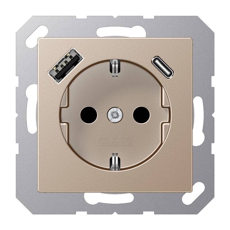 Beige-farbige Wandsteckdose mit USB-A und USB-C-Ladeanschlüssen auf einem Metallmontagrahmen.