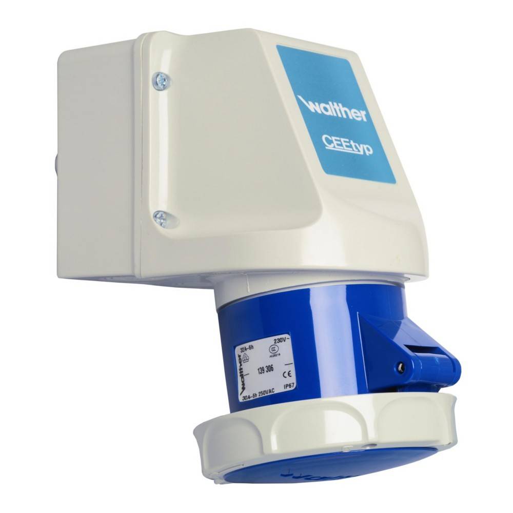 Wandmontierte industrielle Steckdose, blau und weiß, mit Aufschrift 'walther CEEtyp', verwendet für Hochspannungs-Elektroanschlüsse.