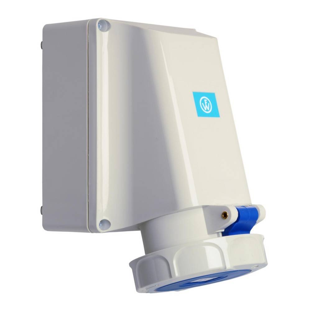 Eine weiße elektrische Wandsteckdose mit einem blauen Arretiermechanismus und einem Logo auf der Vorderseite. Sie scheint für den industriellen Einsatz konzipiert zu sein.
