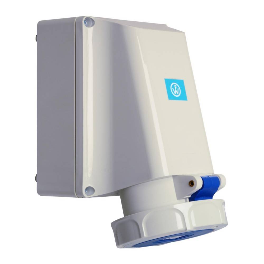 Elektrische Steckdose mit einem schrägen Winkel, versehen mit einem blauen Schalter und einem blauen quadratischen Logo auf einem weißen rechteckigen Gehäuse.