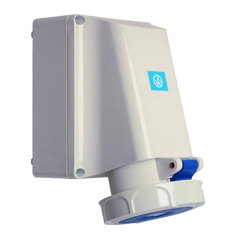 Weiße, wandmontierte Steckdose mit einem blauen Schalter, von der Seite betrachtet, mit einem kleinen Logo auf ihrer Oberfläche.