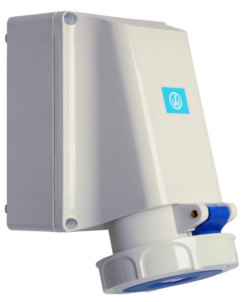 Eine wandmontierte industrielle Elektrosteckdose mit einer klappbaren Schutzabdeckung, die ein blaues 