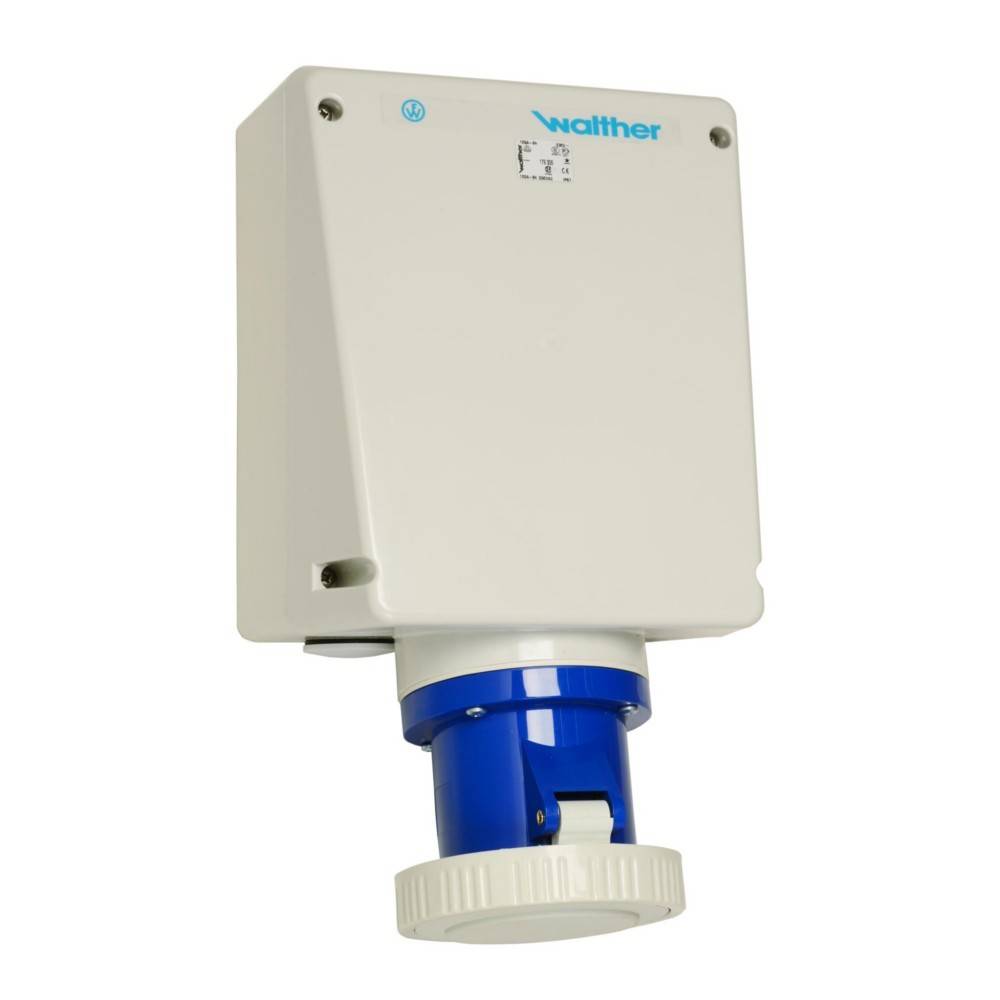 Eine weiße und blaue elektrische Steckdose mit Schutzdeckel, an einer Wand montiert. Der Markenname 'Walther' ist oben sichtbar.