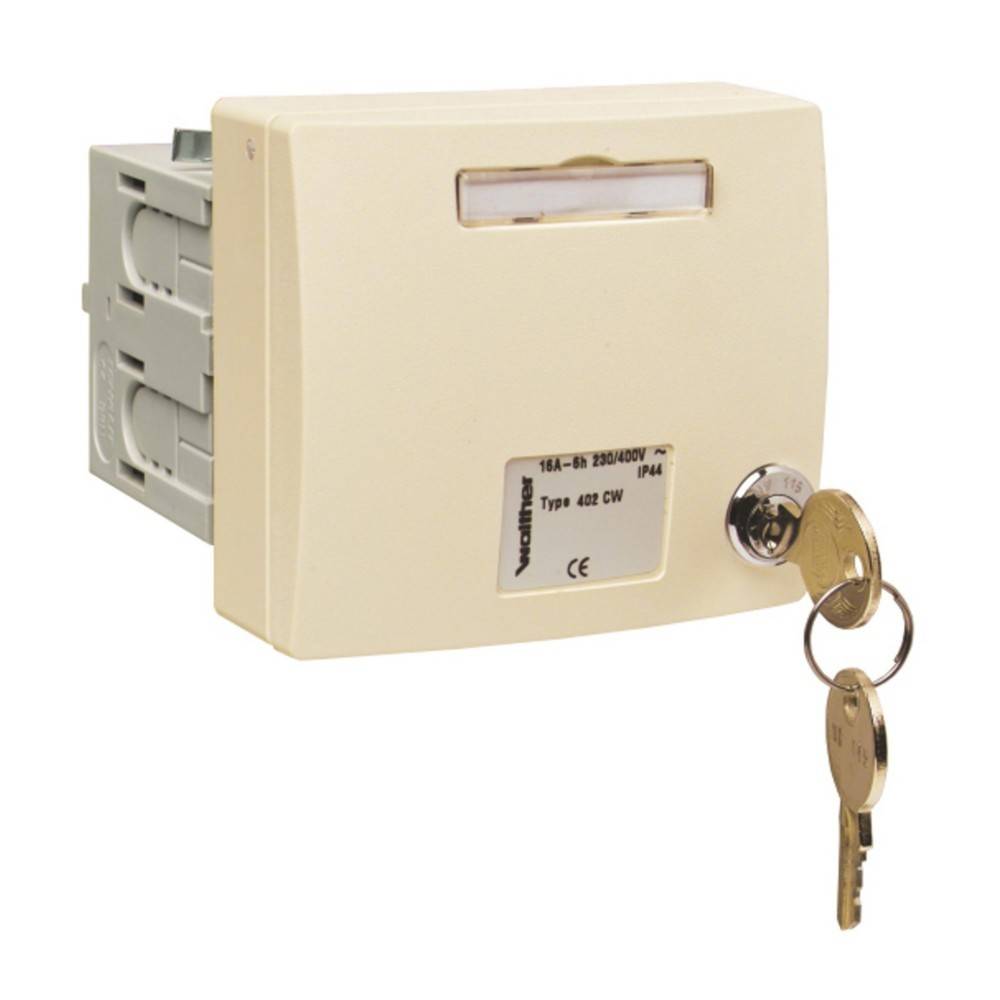 Elektrische Schaltschrank mit eingestecktem Schlüssel, der Spannungs- und Typinformationen auf dem Etikett zeigt, verwendet zur Steuerung von Hochleistungskreisen.