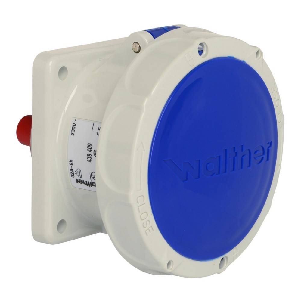 Blauer industrieller Elektrostecker mit Wandhalterung, mit der Aufschrift 'Walther'. Ein roter Schalter ist an der Seite sichtbar. Wird für sichere Verbindungen verwendet.