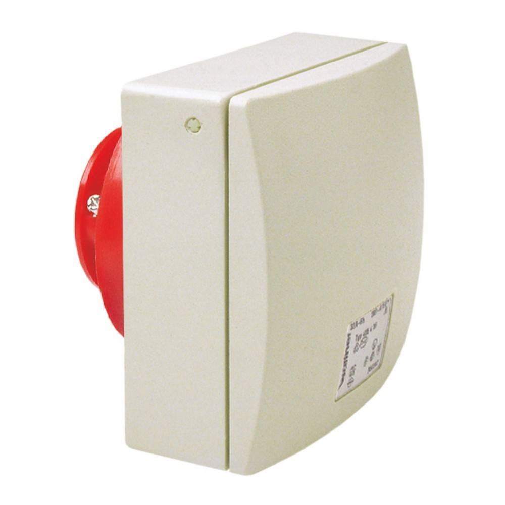 Eine weiße wandmontierte elektrische Verteilerdose mit einer teilweise sichtbaren roten kreisförmigen Komponente dahinter. Ein Etikett mit technischen Spezifikationen ist an der Seite angebracht.