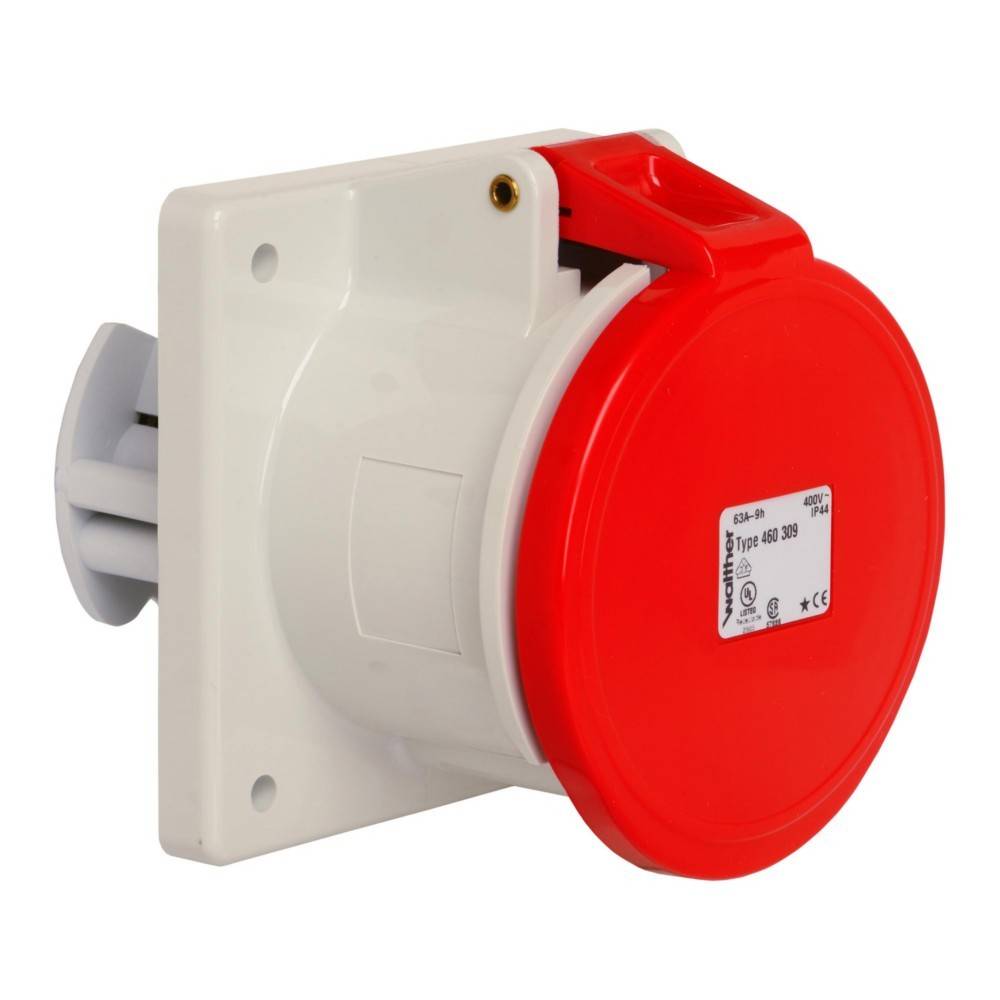 Rot-weiße industrielle Steckdose, an einer Wand montiert, für schwerlastige elektrische Verbindungen, mit einer Abdeckung zur Sicherheit.