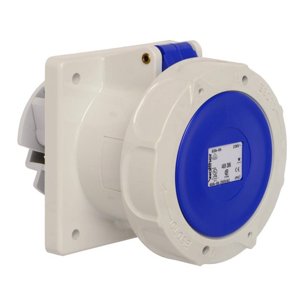 Eine weiße industrielle Wandsteckdose mit blauem Deckel, die für elektrische Anschlüsse konzipiert ist, zeigt Spezifikationen wie Spannung und Stromstärke.