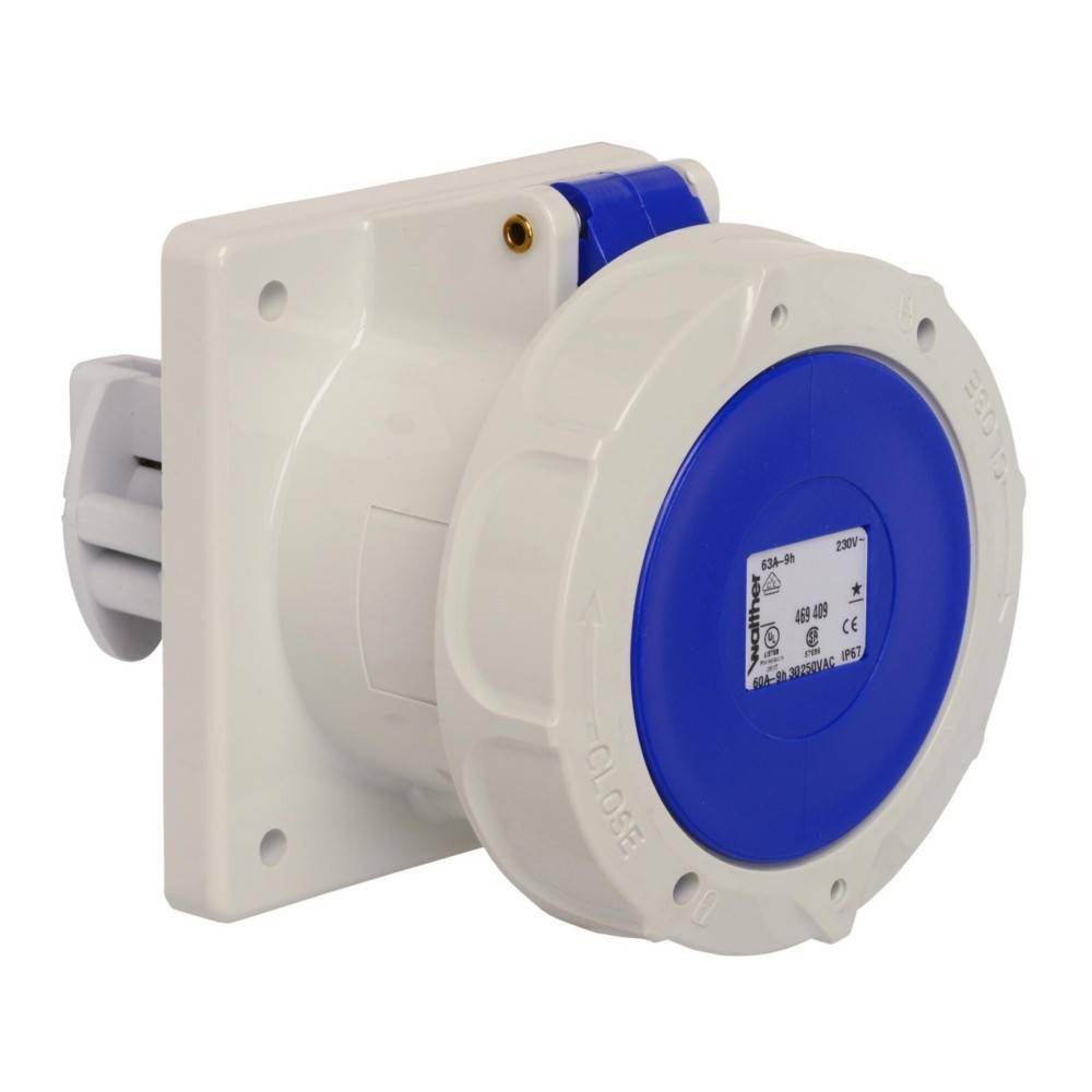 Eine blaue und weiße industrielle Steckdose mit aufgedruckten Spezifikationen, auf einer Wandplatte montiert, für den Einsatz unter schweren Bedingungen konzipiert.