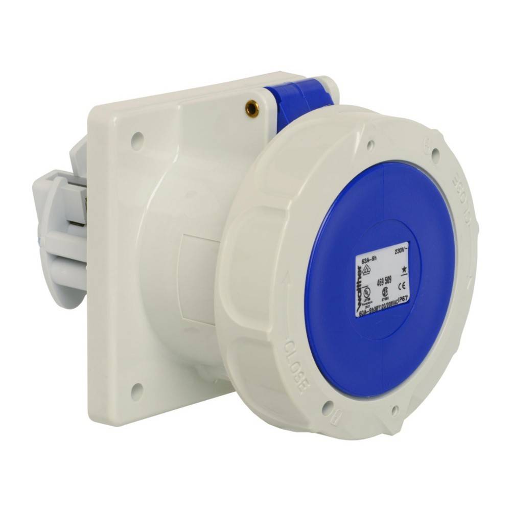 Eine runde, blau und weiße elektrische Wandsteckdose, die für industrielle Zwecke konzipiert ist, mit verschiedenen Zertifizierungssymbolen auf der Vorderseite.