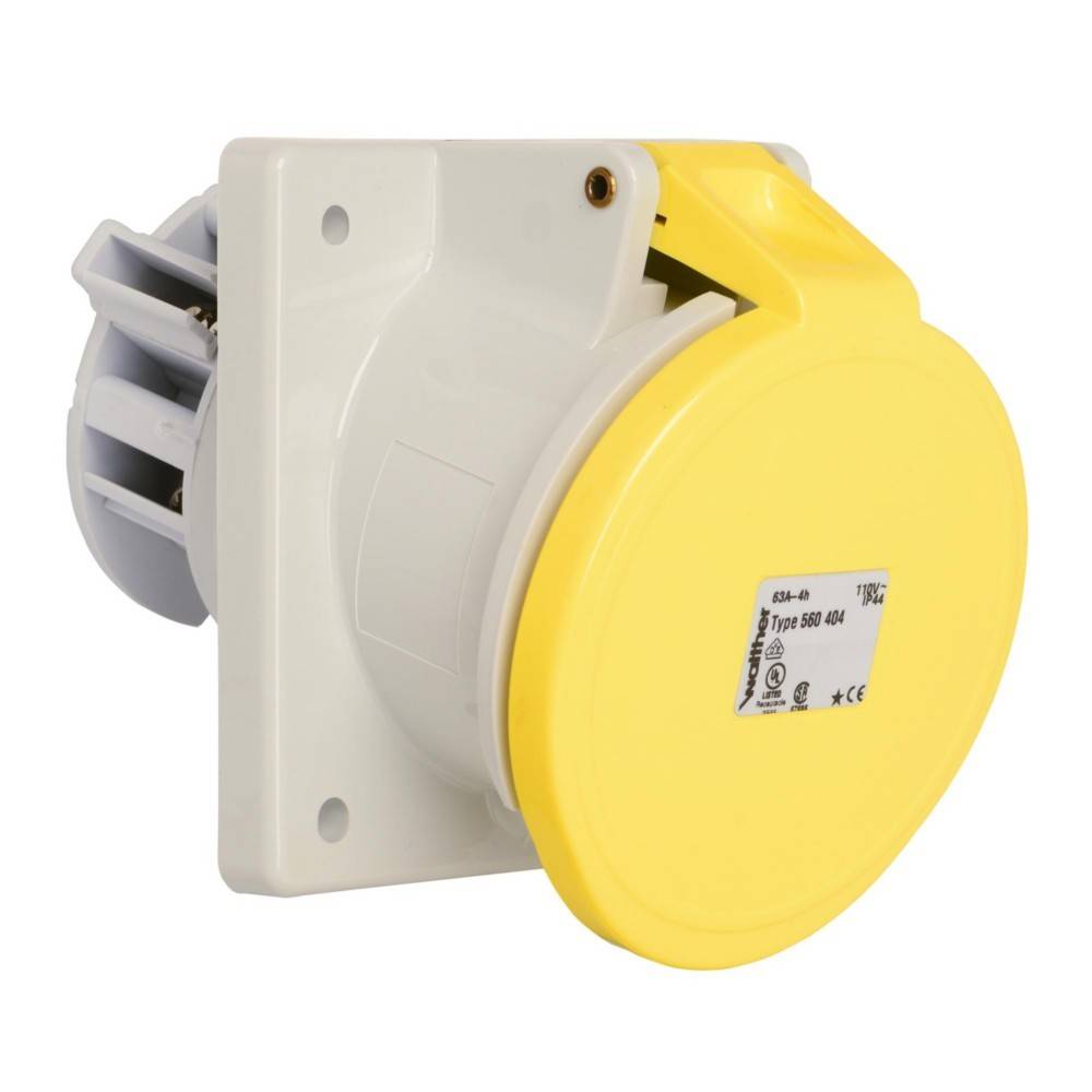 Eine gelbe industrielle Elektrosteckdose, die auf einer weißen Basis montiert ist und mit einer klappbaren Schutzabdeckung zur Sicherheit versehen ist.
