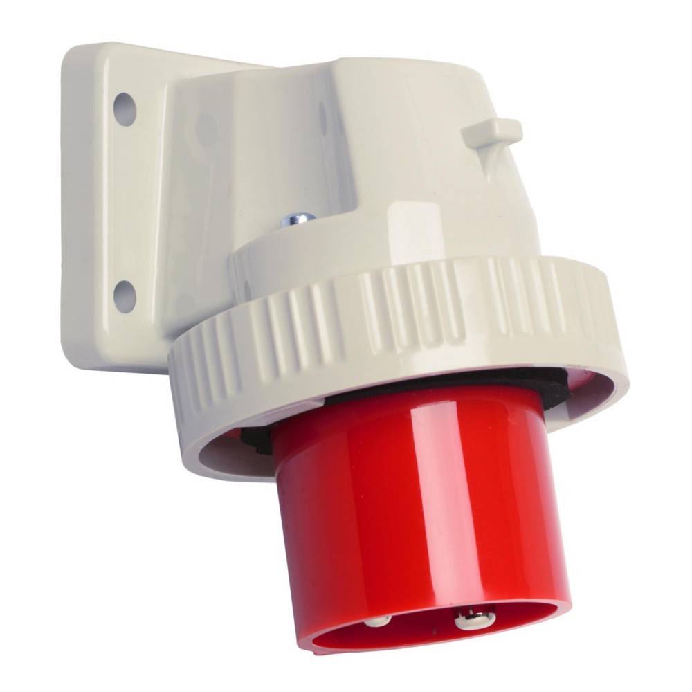 Ein weißer und roter industrieller Elektrostecker, der auf einer Wandhalterung montiert ist und üblicherweise für Hochleistungsverbindungen in gewerblichen Umgebungen verwendet wird.