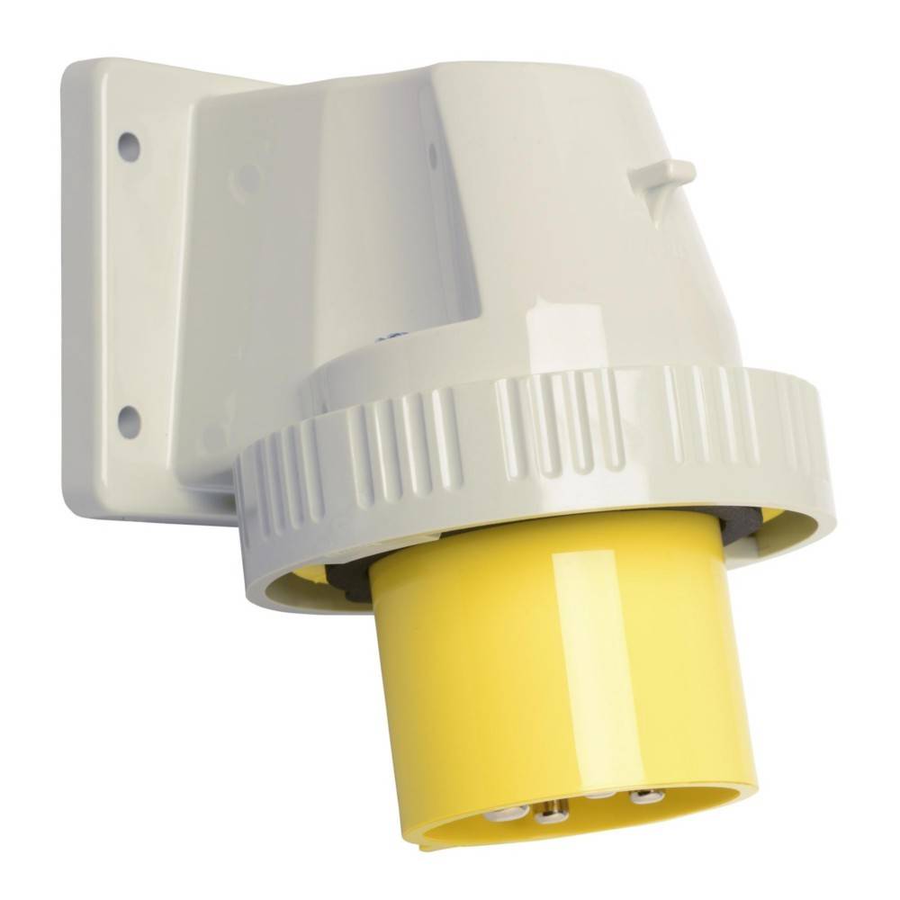 Eine gelbe industrielle Starkstromsteckdose mit weißem Schutzgehäuse, die an einem Wandhalter montiert ist.