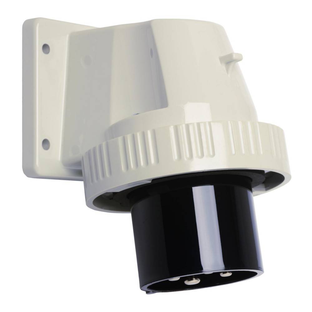 Ein weißer und schwarzer industrieller Stromstecker an einer Wandhalterung, der für elektrische Anschlüsse in schweren Industrieumgebungen verwendet wird.