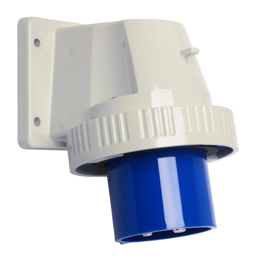 Ein weiß-blauer industrieller Stromstecker, der an einer Wand montiert ist und eine Dreipol-Bauweise mit gerippter Griffoberfläche für eine sichere Verbindung aufweist.