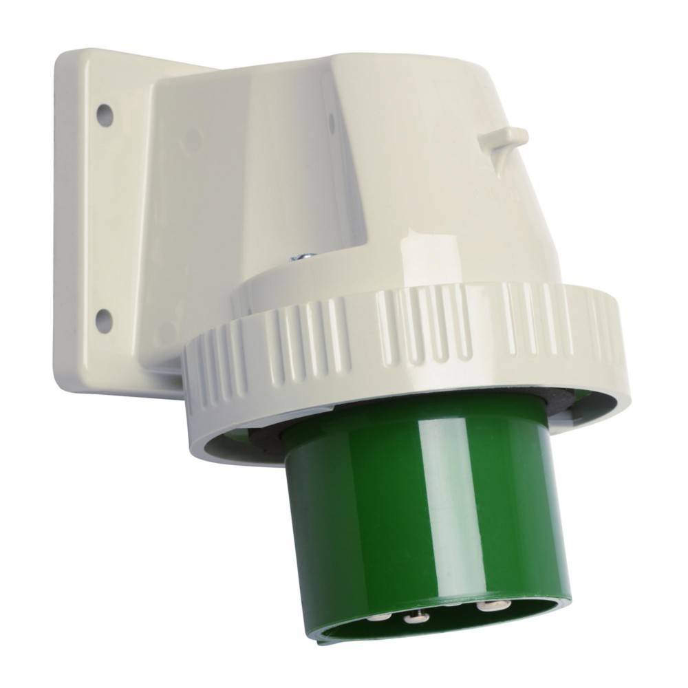 Eine weiße und grüne industrielle Stromsteckdose, die an einem Wandhalter montiert ist und für Hochstrom-Anwendungen konzipiert wurde.