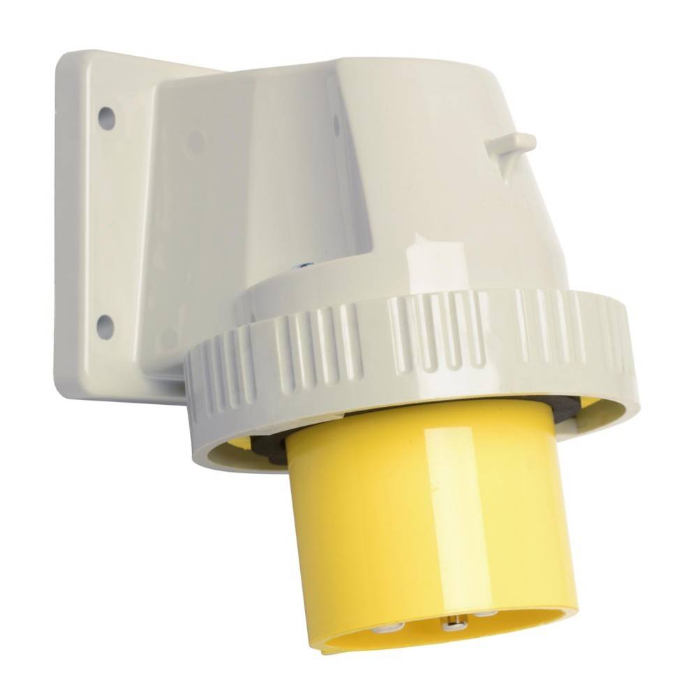 Eine wandmontierte Steckdose in Beige und Gelb, für industrielle Zwecke konzipiert mit robuster, wetterfester Konstruktion.