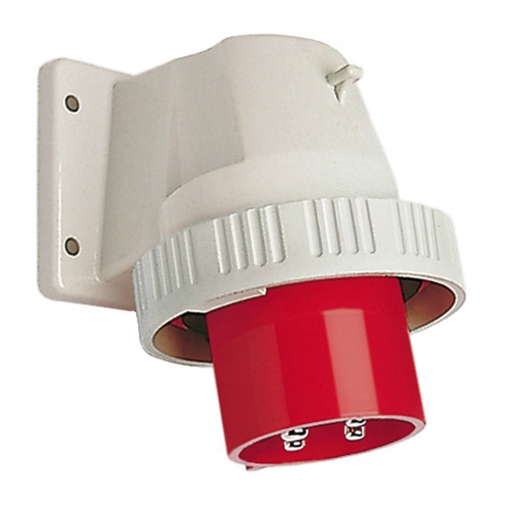 Eine wandmontierte industrielle rote und weiße elektrische Steckdose mit einer kreisförmigen Gestaltung und geripptem Griff.