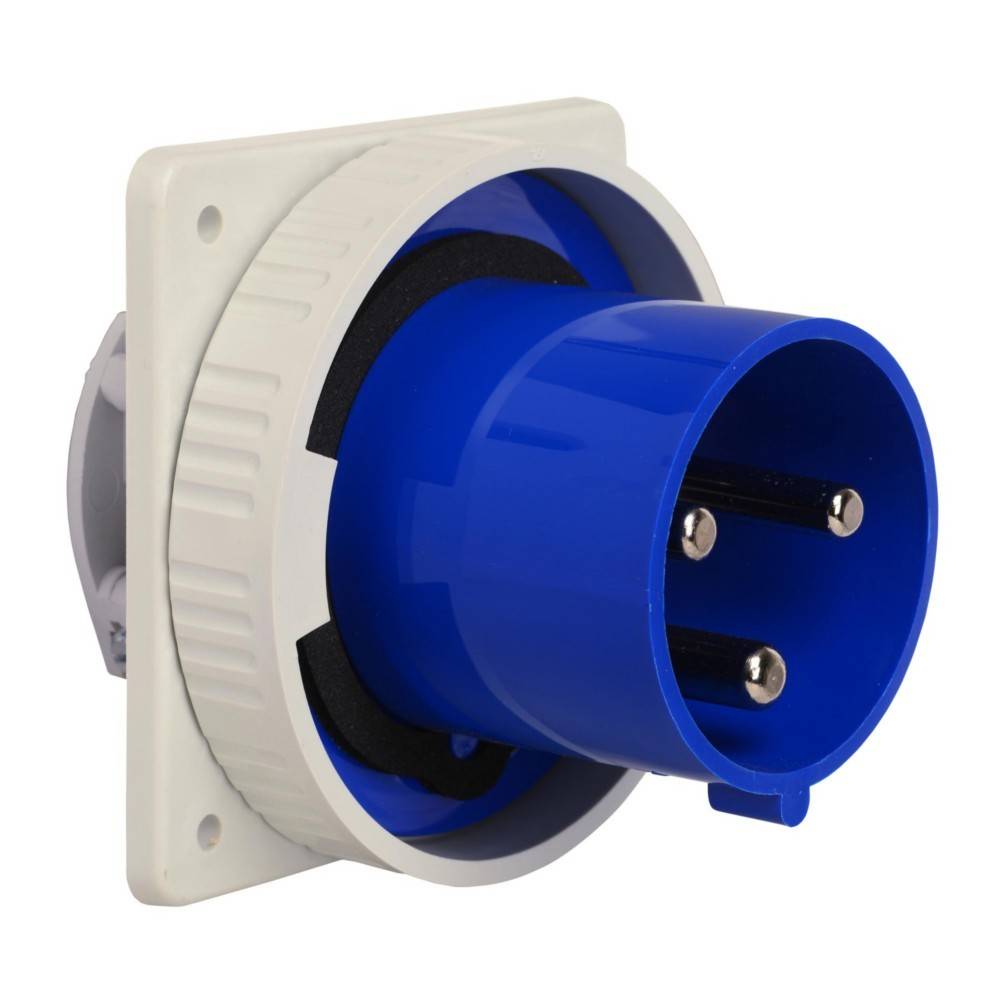 Ein blauer und weißer industrieller Stromstecker mit drei Metallstiften, der für robuste elektrische Verbindungen in einem industriellen Umfeld konzipiert ist.