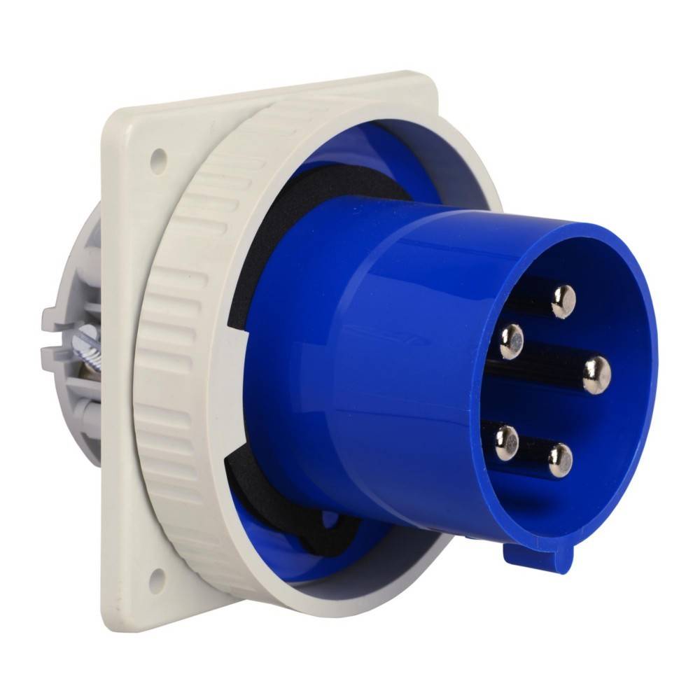 Blauer industrieller Rundstecker, der an eine graue Wandsteckdose angeschlossen ist und mehrere Metallsteckstifte für elektrische Zwecke aufweist.