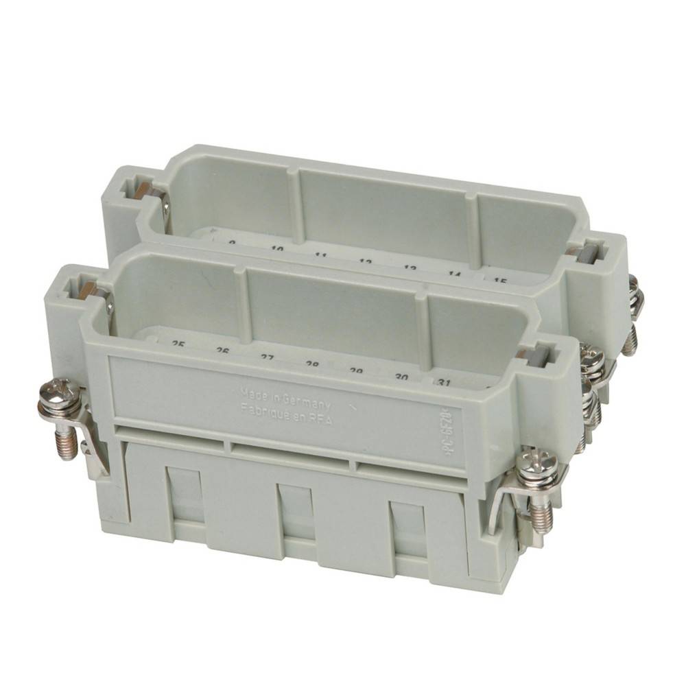 Ein grauer, rechteckiger elektrischer Anschlussblock mit mehreren Schraubklemmen für Kabelverbindungen, konzipiert für industrielle Anwendungen.
