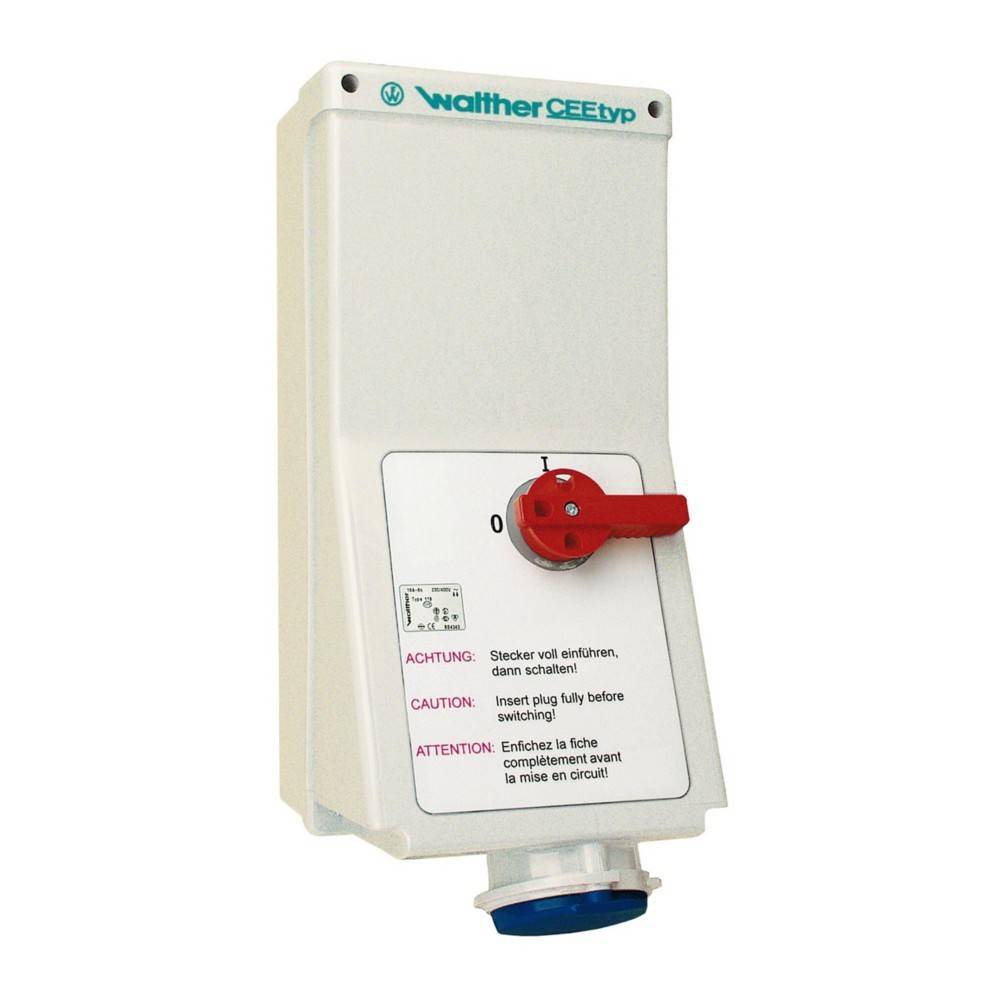 Schaltkasten mit einem roten Drehschalter, beschriftet mit 'Achtung, Caution, Attention', der darauf hinweist, den Stecker vollständig einzustecken, bevor eingeschaltet wird.