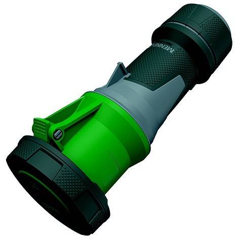 Schwarz-grüne tragbare Taschenlampe auf weißem Hintergrund, diagonal angeordnet, mit strukturiertem Griff und großer vorderer Linse.
