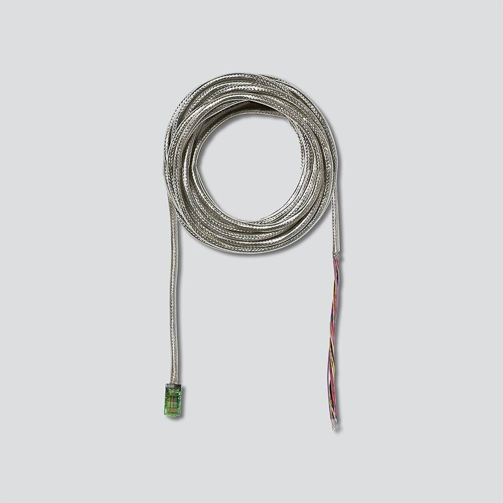 „Ein aufgewickeltes Kabel mit einem grünen Stecker an einem Ende und mehreren freiliegenden Drähten am anderen Ende, das auf einem grauen Hintergrund liegt.