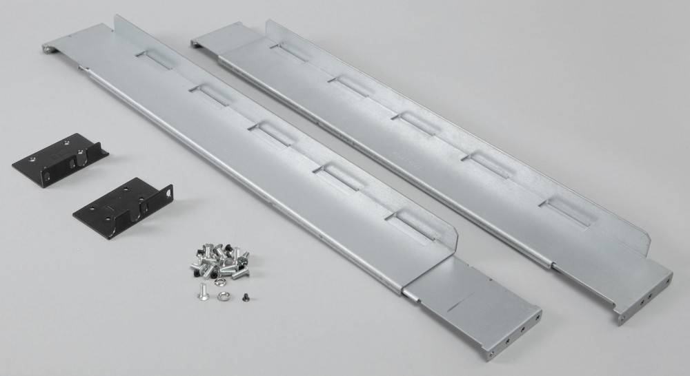 Metallbefestigungsset mit Schrauben und Bolzen, wahrscheinlich zum Zusammenbauen oder Montieren, auf einer grauen Oberfläche ausgelegt.