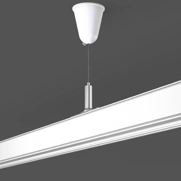 Weiße, an der Decke aufgehängte linear-Pendelleuchte, in Nahaufnahme vor dunklem Hintergrund gezeigt.