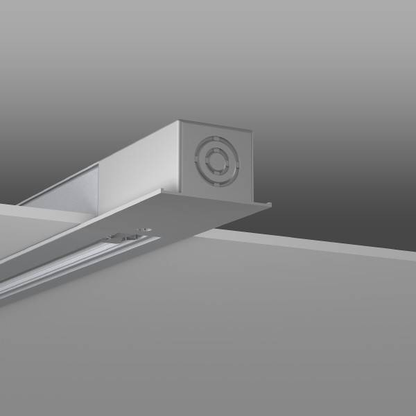 Nahaufnahme einer an der Decke montierten linearen Leuchte mit einem rechteckigen Metallgehäuse und einer kreisförmigen Endkappe vor einem einfarbigen grauen Hintergrund.