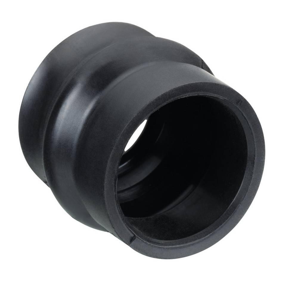 Eine schwarze Gummirohrverbindung, zylindrisch mit gerillten Kanten, zum Verbinden von Rohren, vor einem weißen Hintergrund.