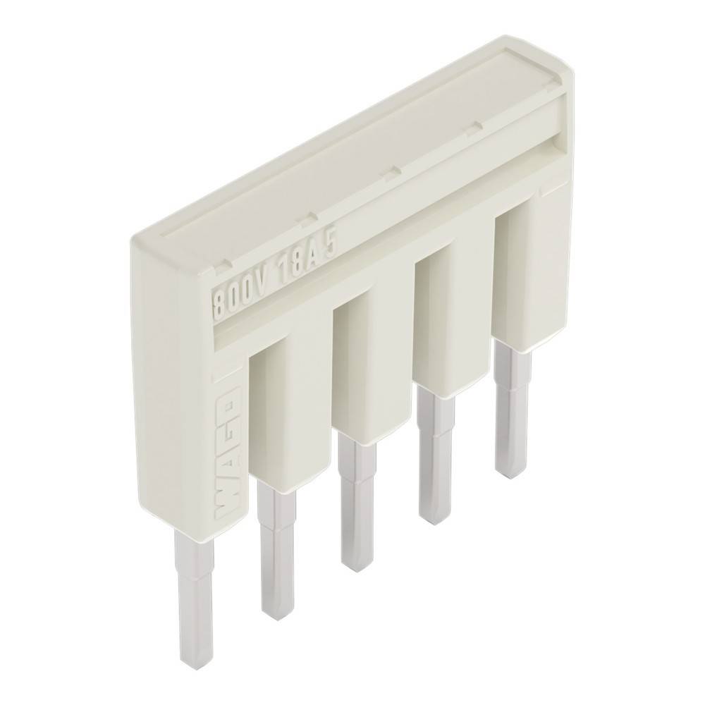 Weißer elektrischer Stecker mit fünf vertikal angeordneten Pins, der zum Verbinden von Schaltkreisen oder Komponenten auf einer Leiterplatte verwendet wird.