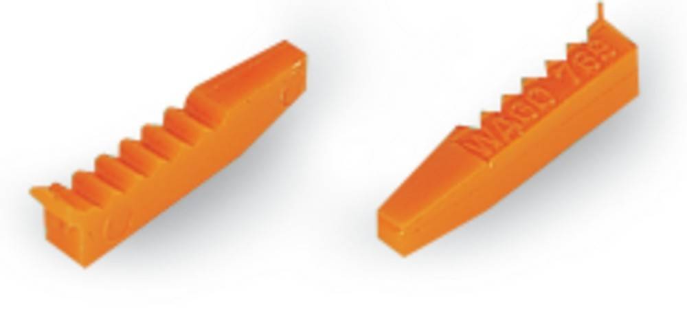 Zwei orange Plastikkeile, die auf einem weißen Hintergrund leicht voneinander entfernt positioniert sind.