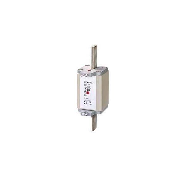 Eine Siemens 35A NH-Sicherung, die in elektrischen Systemen zum Schutz von Stromkreisen verwendet wird und Metallkontakte sowie Sicherheitszertifizierungssymbole auf ihrem Gehäuse aufweist.