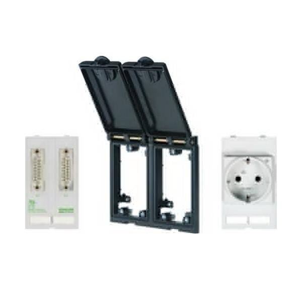 Drei elektrische Wandmodule: ein doppelter Wippschalter in der Mitte, mit einem Dimmschalter auf der linken Seite und einer Steckdose auf der rechten Seite.