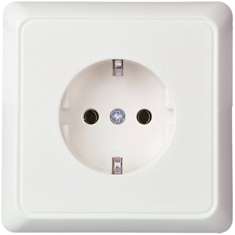 Eine weiße elektrische Wandsteckdose im europäischen Stil mit zwei runden Stecköffnungen und einem Schutzleiterstift, eingebettet in einen quadratischen Rahmen.