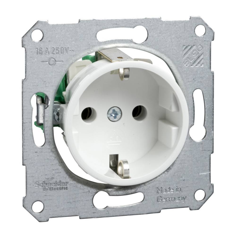 Eine Wandsteckdose mit metallenem Rahmen, gekennzeichnet mit '16A 250V', ausgelegt für europäische Stecker, mit sichtbaren Anschlusspunkten für die Verkabelung.