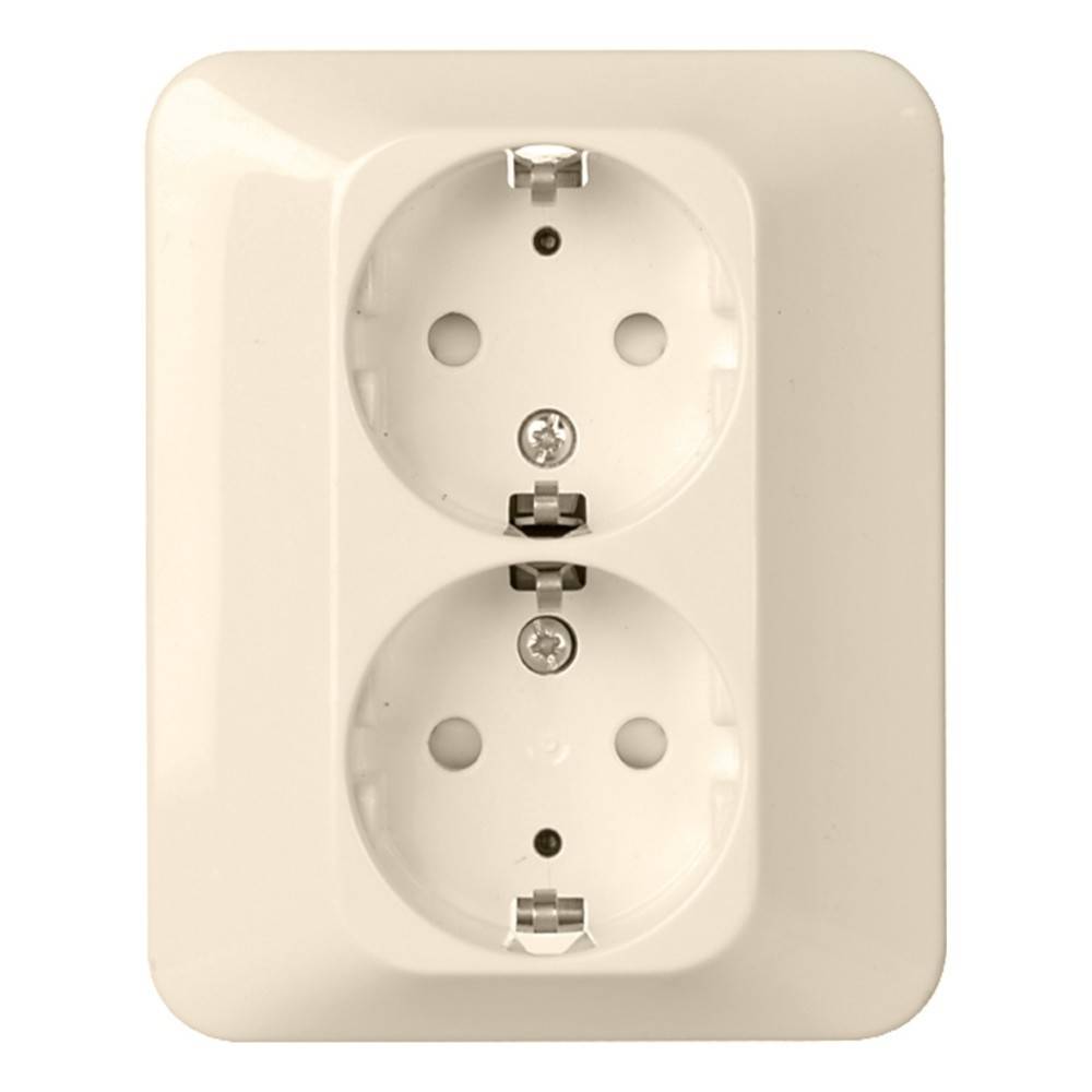 Eine doppelte elektrische Wandsteckdose auf einer beigen Platte, ausgelegt für europäische Zweistift-Stecker.