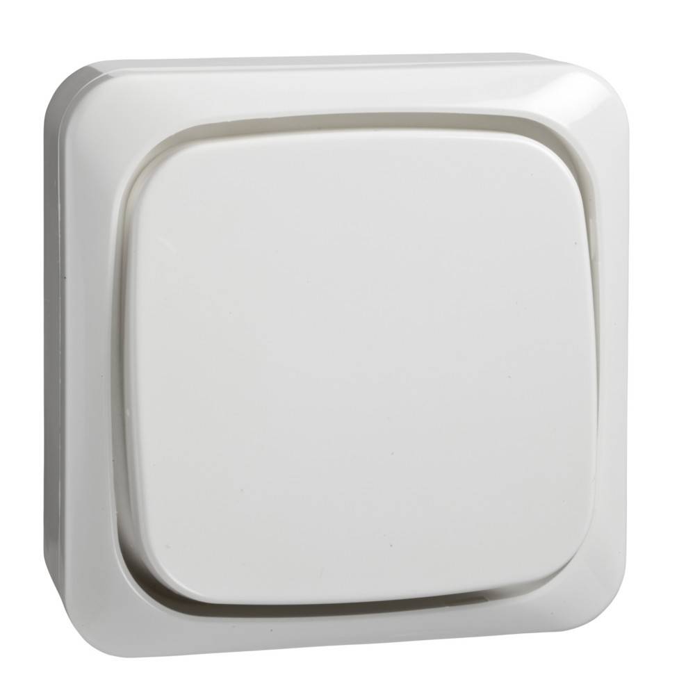 Ein quadratischer, weißer Kunststoffschalter an einer Wand, der für den häuslichen Elektrogebrauch entwickelt wurde, mit einer einfachen, glatten Oberfläche.