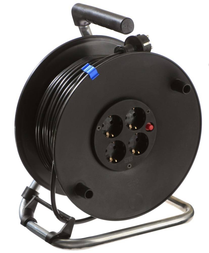 Eine schwarze Kabeltrommel mit vier Steckdosen, die auf einem Metallgestell montiert ist und für praktisches Kabelmanagement und Verlängerung konzipiert wurde.