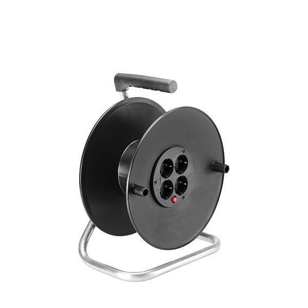 Eine schwarze Kabeltrommel mit einem Griff und vier Elektrosteckdosen an der Vorderseite, entwickelt zum Organisieren und Verlängern von elektrischen Leitungen.