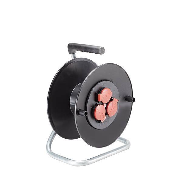 Eine schwarze und rote Kabeltrommel mit Griff und drei Anschlüssen, auf einem Metallständer montiert, konzipiert zum Organisieren und Verlängern von elektrischen Kabeln.