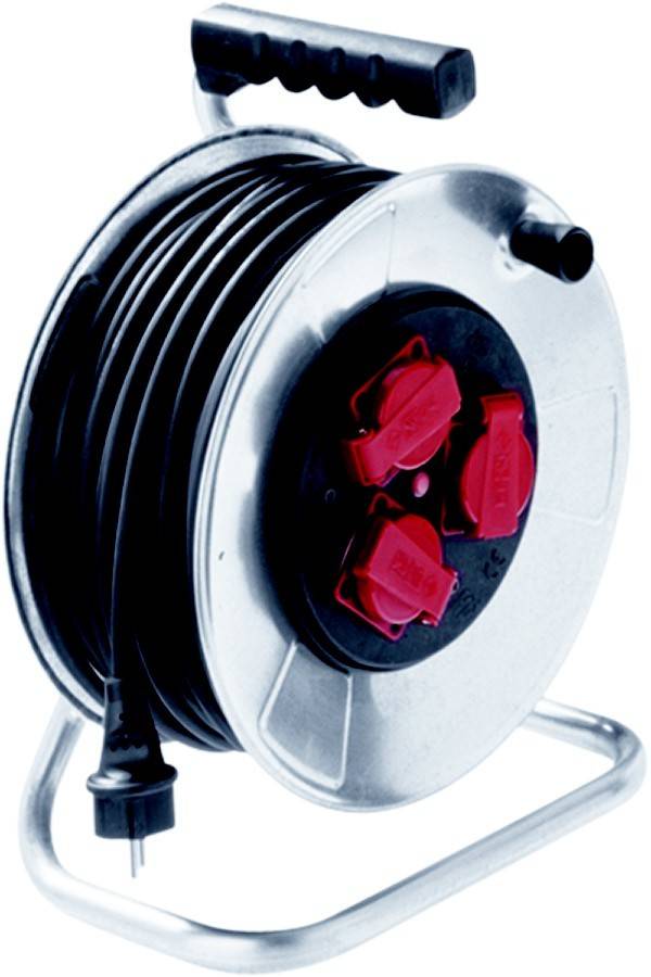Ein Metallkabeltrommel mit zwei roten Steckdosen, die zum Verlängern von elektrischen Kabeln verwendet wird, ist darum gewickelt.