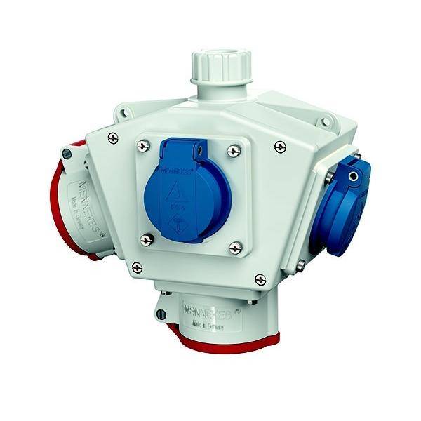 Industrielle elektrische Verteilerdose mit drei blauen und roten Stromsteckerdosen auf weißem Gehäuse, vor neutralem Hintergrund abgebildet.
