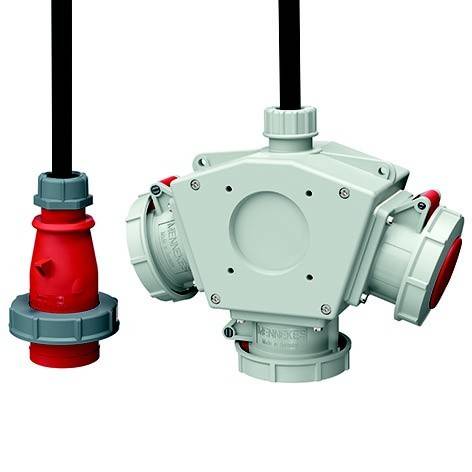 Industrielle Elektrosteckerverbindung mit zwei schwarzen Kabeln, zeigt einen roten Stecker auf der linken Seite und eine weiße Mehrfachanschlussbox auf der rechten Seite.